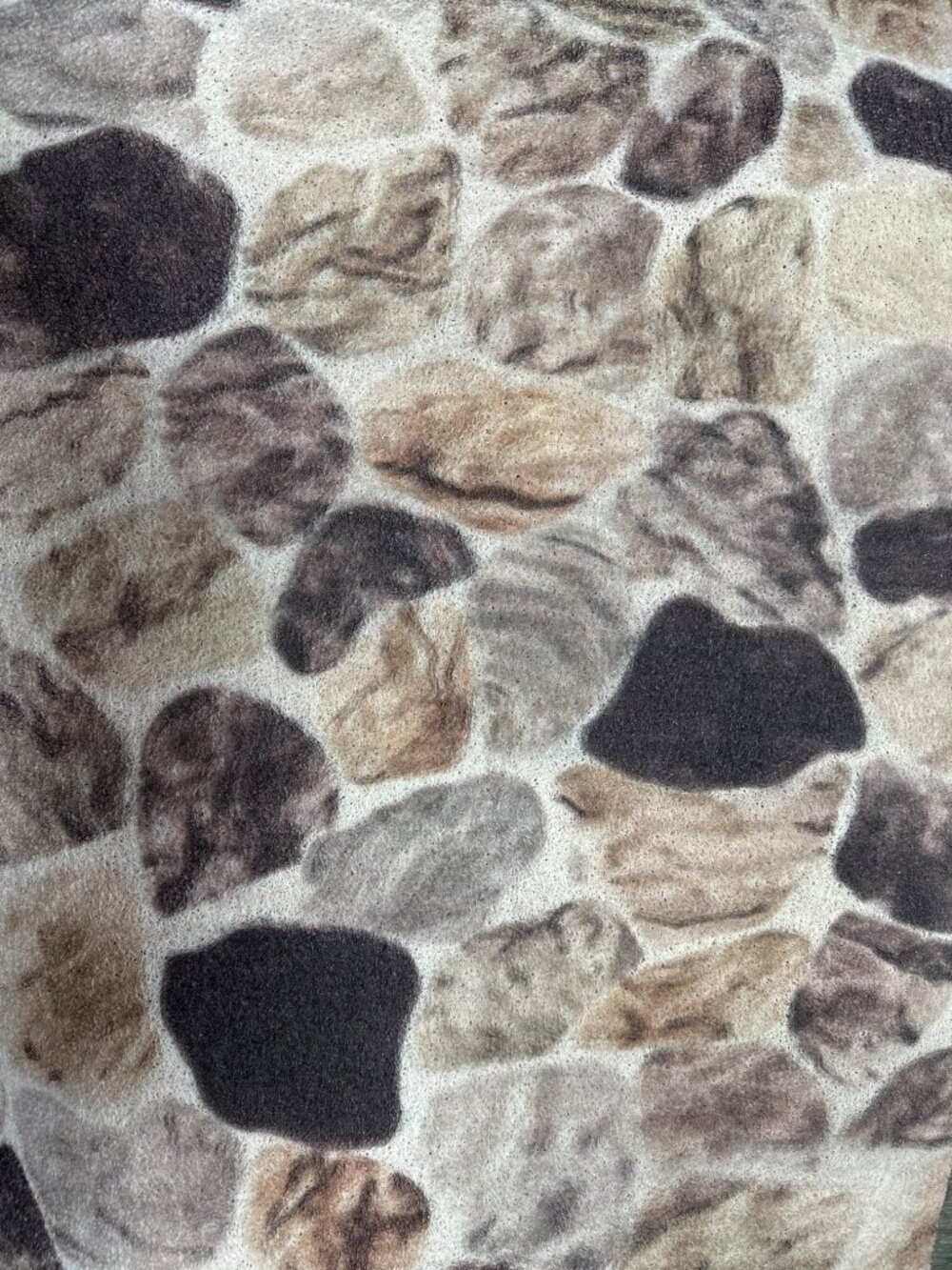 Alfombra decorativa con diseño de piedras , en tonos beige, gris, marrón y negro